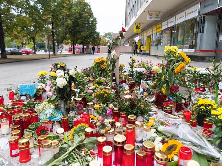 Blumen und Kerzen liegen in Gedenken an den getöteten 35-Jährigen in der Chemnitzer Innenstadt.