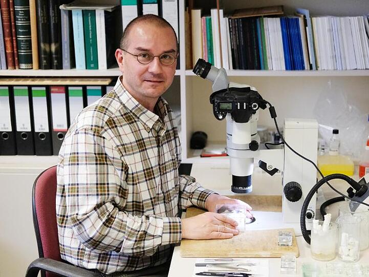 Der Biologe Sven Erlacher, Schmetterlingsexperte aus Chemnitz. Foto: Sebastian Willnow/Archivbild
