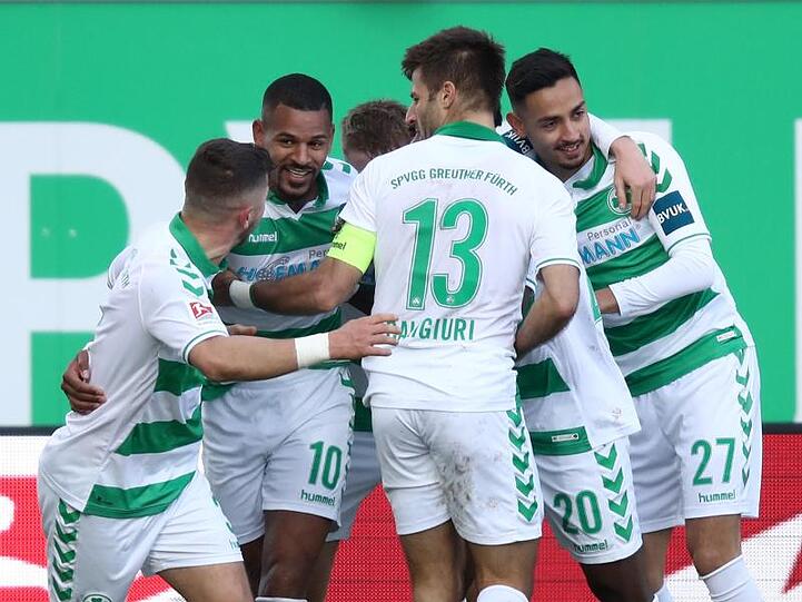 Fürths Spieler bejubeln den späten Siegtreffer durch Daniel Keita-Ruel (2.v.l).