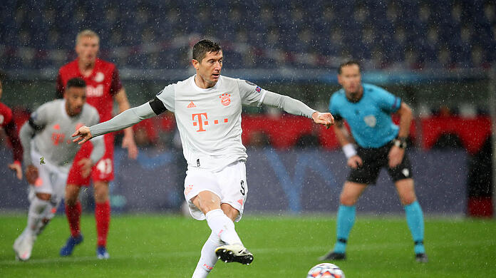 Robert Lewandowski läuft zum Elfmeter an – und trifft. Gegen Salzburg gelangen dem Bayern-Stürmer zwei Tore.