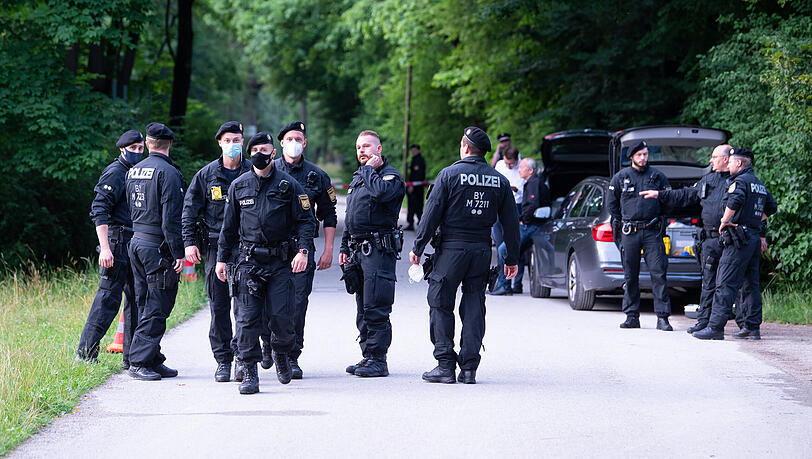 Polizisten am Tatort im Englischen Garten. Polizisten am Tatort im Englischen Garten.