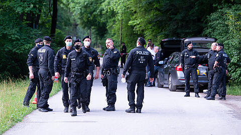 Polizisten am Tatort im Englischen Garten.