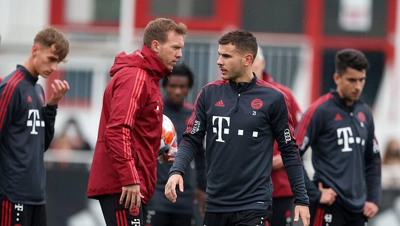 "Lucas ist gut drauf", sagt Bayern-Trainer Julian Nagelsmann (2.v.l.) über Abwehrstar Hernández (M.), der wohl in Haft muss.
