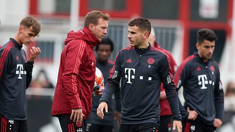 "Lucas ist gut drauf", sagt Bayern-Trainer Julian Nagelsmann (2.v.l.) über Abwehrstar Hernández (M.), der wohl in Haft muss.