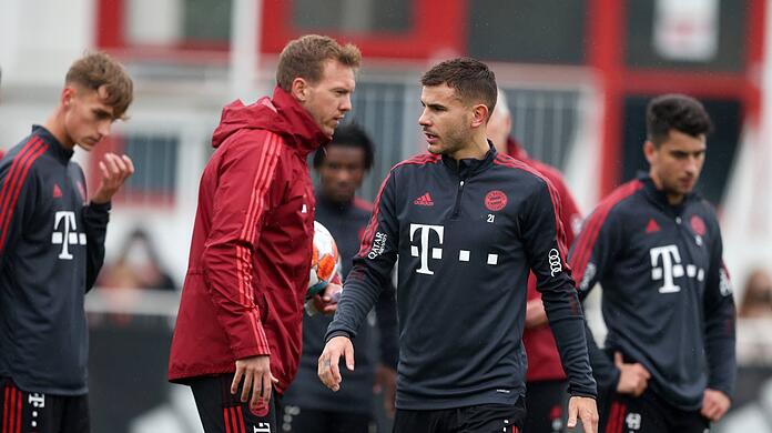 "Lucas ist gut drauf", sagt Bayern-Trainer Julian Nagelsmann (2.v.l.) über Abwehrstar Hernández (M.), der wohl in Haft muss.