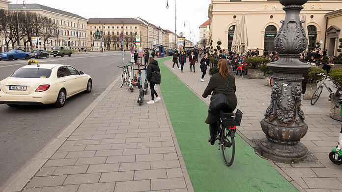 So könnte es mal am Odeonsplatz aussehen: Ein grün eingefärbter Radweg.