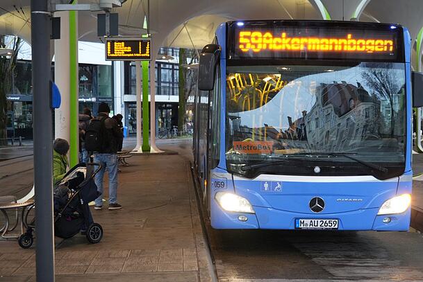 Von der Münchner Freiheit fahren in den Morgenstunden ein paar Busse. Von der Münchner Freiheit fahren in den Morgenstunden ein paar Busse.