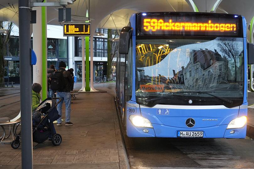 Von der Münchner Freiheit fahren in den Morgenstunden ein paar Busse.