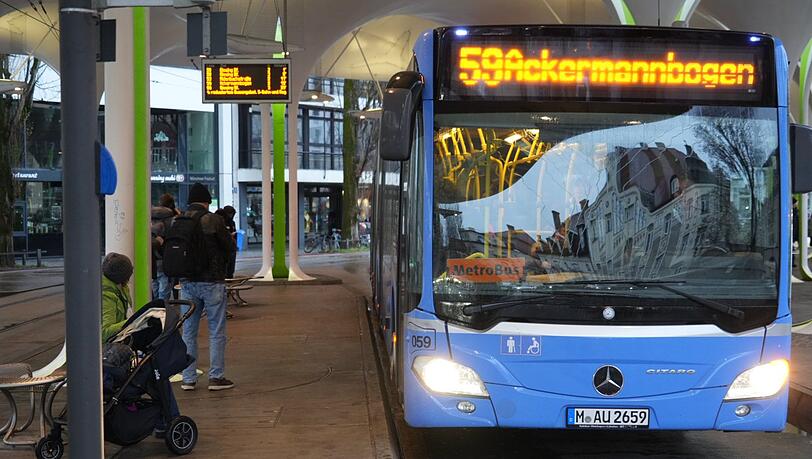 Von der Münchner Freiheit fahren in den Morgenstunden ein paar Busse. Von der Münchner Freiheit fahren in den Morgenstunden ein paar Busse.