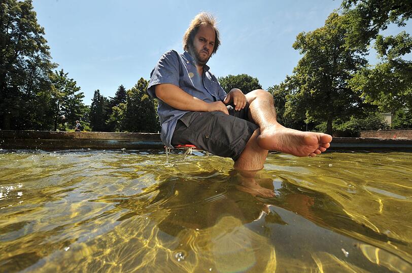Schwimmt auf einer Erfolgswelle: Künstler und Comedian Matthias Egersdörfer, Wahl-Fürther (hier im Stadtpark) mit Nürnberger Kulturpreis.