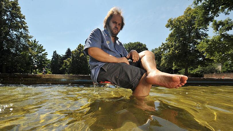 Schwimmt auf einer Erfolgswelle: Künstler und Comedian Matthias Egersdörfer, Wahl-Fürther (hier im Stadtpark) mit Nürnberger Kulturpreis. Schwimmt auf einer Erfolgswelle: Künstler und Comedian Matthias Egersdörfer, Wahl-Fürther (hier im Stadtpark) mit Nürnberger Kulturpreis.