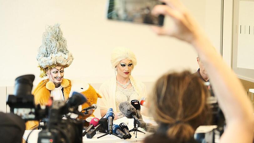 Stellten sich den Fragen der zahlreichen Journalisten: die Dragqueens Eric Big Clit (li.) und Vicky Voyage. Stellten sich den Fragen der zahlreichen Journalisten: die Dragqueens Eric Big Clit (li.) und Vicky Voyage.
