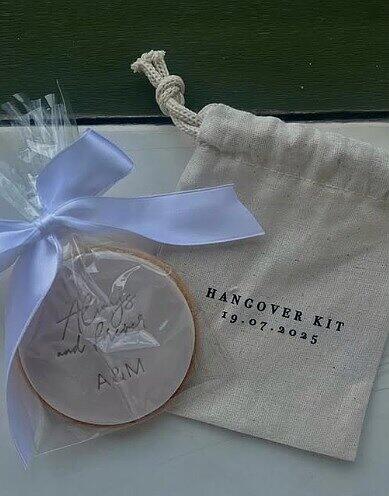 Dieses Hangover-Kit (der Inhalt soll den Kater am nächsten Morgen lindern) teilten die Neuers ihren Gästen aus. Außerdem lag ein Keks mit der Aufschrift "Always and forever"(dt.: "Für immer und ewig") auf jedem der rund 150 Plätze