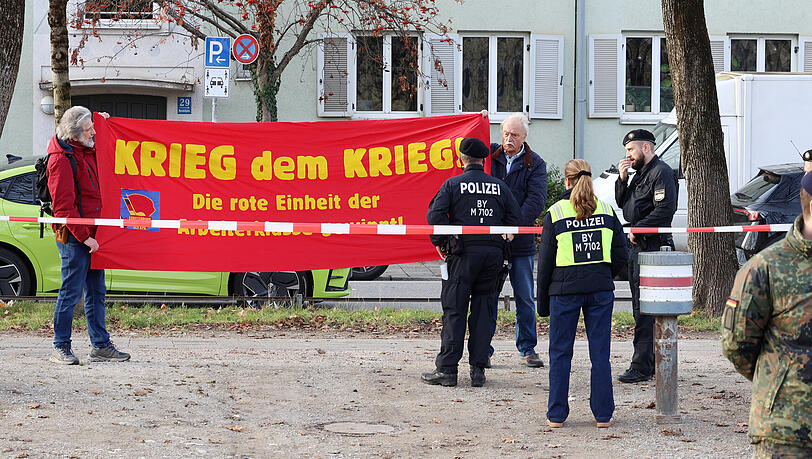 Protest gegen die Vereidigung am Kirchplatz: "Krieg dem Krieg" steht auf dem roten Banner. Protest gegen die Vereidigung am Kirchplatz: "Krieg dem Krieg" steht auf dem roten Banner.