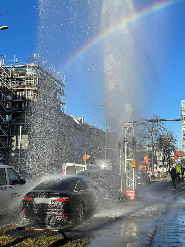 Die Höhe macht jedem königlichen Springbrunnen alle Ehre. In diesem Fall allerdings sehr ungewollt. Die Höhe macht jedem königlichen Springbrunnen alle Ehre. In diesem Fall allerdings sehr ungewollt.