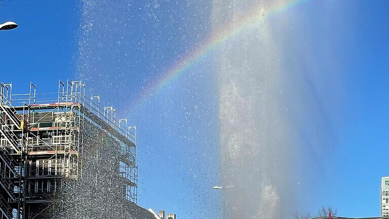 Die Höhe macht jedem königlichen Springbrunnen alle Ehre. In diesem Fall allerdings sehr ungewollt. Die Höhe macht jedem königlichen Springbrunnen alle Ehre. In diesem Fall allerdings sehr ungewollt.