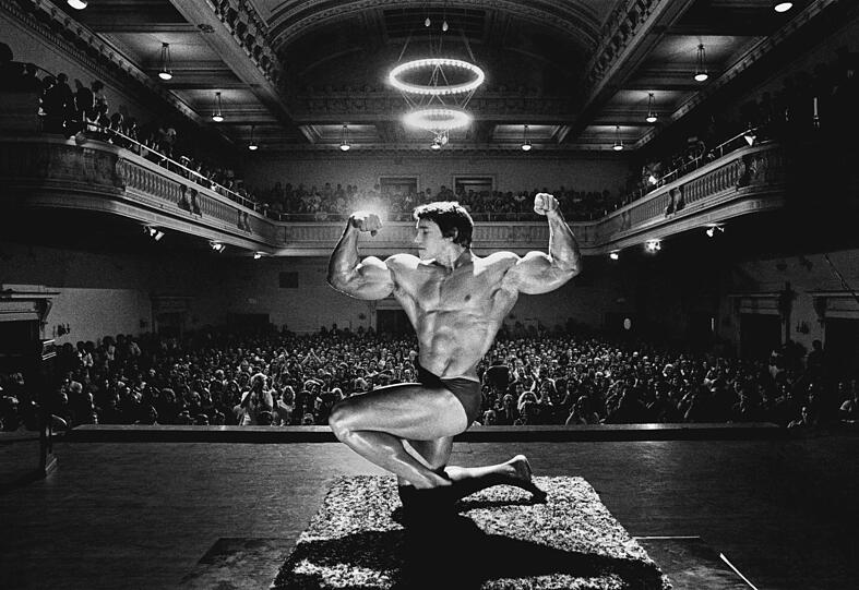 Heiligenschein? Arnold Schwarzenegger, hier bei einem Auftritt in San Franciscos California Hall, ist der gr&ouml;&szlig;te Bodybuilder aller Zeiten (sieben Mal Mr. Olympia, f&uuml;nf Mal Mr. Universum).