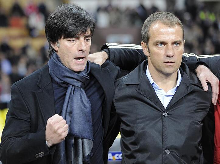 Die Jogi-Faust: Bundestrainer Joachim Löw (l.) freut sich mit Assistent Hansi Flick übers WM-Ticket.
