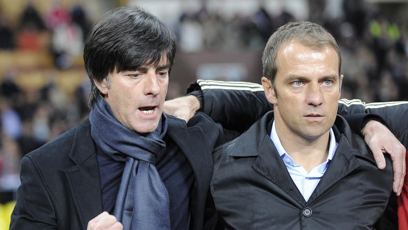 Die Jogi-Faust: Bundestrainer Joachim Löw (l.) freut sich mit Assistent Hansi Flick übers WM-Ticket.