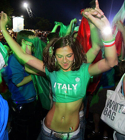 Diese Italienerin feiert hier den WM-Sieg ihrer Helden 2006.