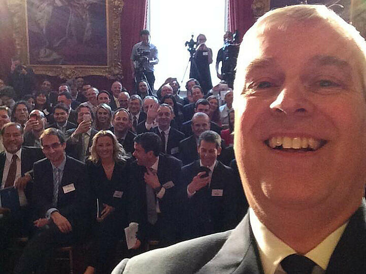 Der Selfie-Trend ist jetzt auch bei den Royals angekommen: Prinz Andrew legt vor und lacht auf seinen Selfie in die Kamera.