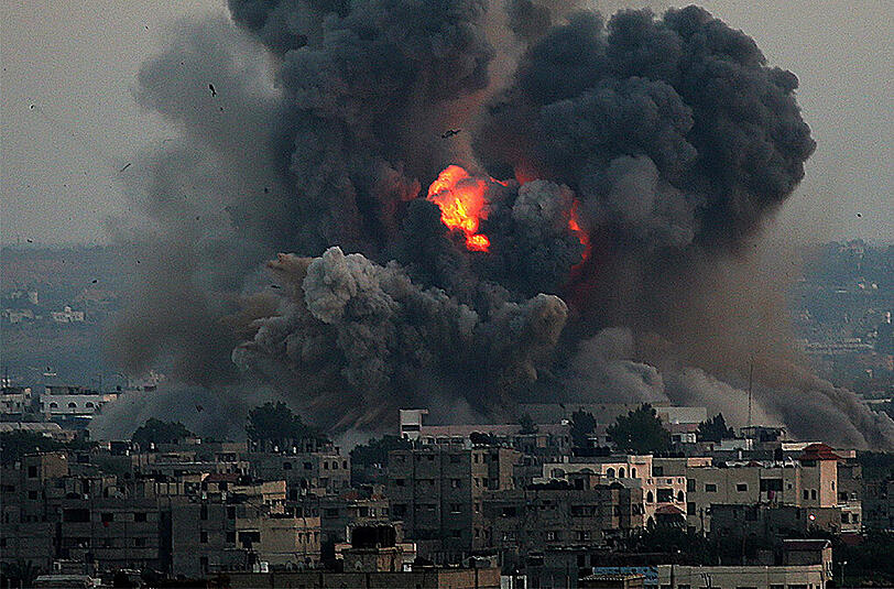 Nach einem israelischen Militärschlag steigt im Süden von Gaza Stadt Feuer und Rauch auf.