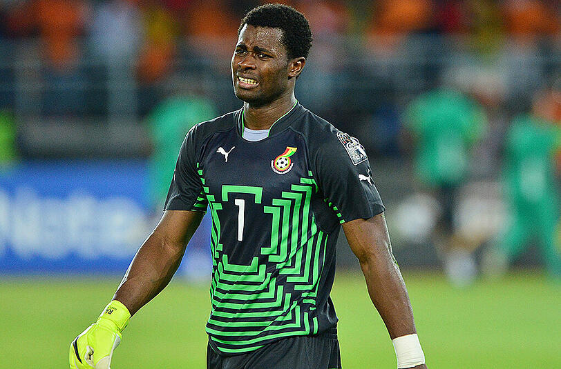 Die Elfenbeinküste schlägt Ghana im Finale des Afrika Cups sensationell mit 9:8 nach Elfmeterschießen. Keeper Boubacar Barry wird zum Nationalheld und darf sich von seinen Kollegen feiern lassen, Ghana und Keeper Razak Braimah (hier im Bild) trauert nach der Pleite. Der Schlussmann hatte den entscheidenden Elfmeter verschossen.