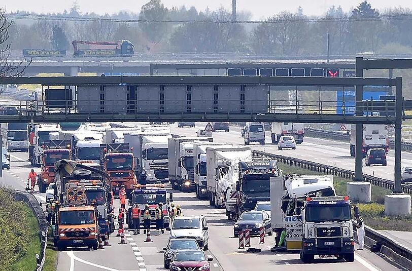 Für kurze Zeit ging gar nichts mehr auf der A99: Wegen eines Lkw-Unfalls musste der Verkehr komplett gesperrt werden. Die Bilder.