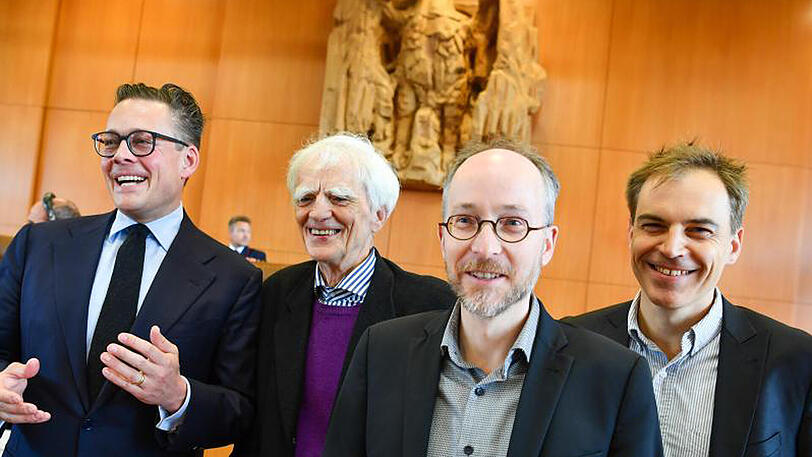 Die Bundestagsabgeordneten von Bündnis 90/Die Grünen, Konstantin von Notz (l-r), Hans-Christian Ströbele, Matthias Gastel und Gerhard Schick im Verhandlungssaal des Bundesverfassungsgerichts.
