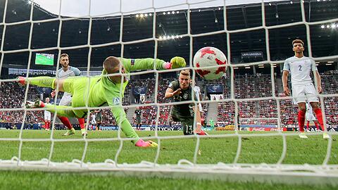 Der englische Torwart Jordan Pickford hat beim 2:2 von Felix Platte keine Chance.