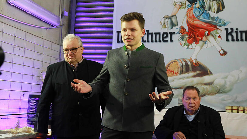 Dietrich Sailer (63, l.) mit seinem Sohn Luis (20), der der neue Chef-Brauer werden soll.