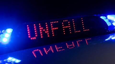 Bei einem Verkehrsunfall in Schwabing wird eine Münchner Autofahrerin verletzt.