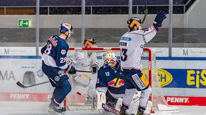 Der EHC verliert gegen die Eisbären Berlin.