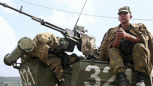 Ein russischer Soldat wartet auf seinen Einsatz Ein russischer Soldat wartet auf seinen Einsatz