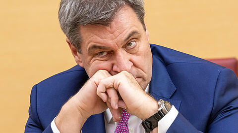 Markus Söder, (CSU) Ministerpräsident von Bayern, nimmt an der Plenarsitzung im bayerischen Landtag teil. Themen waren die Festlegung der Ausschuss-Zuschnitte und anschließend Verteilung der Vorsitze zwischen den Fraktionen.