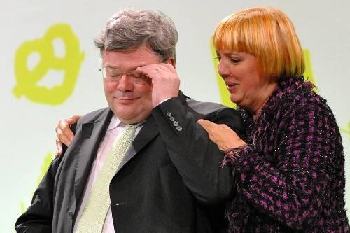 Verdrückte ein Tränchen beim Abgang: Reinhard Bütikofer, getröstet von Grünen-Chefin Claudia Roth.