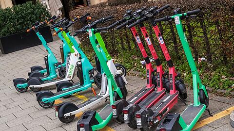 E-Scooter von verschiedenen Anbietern stehen in der Münchner Innenstadt auf einem markierten Abstellplatz. 90 Prozent dieser Fahrzeuge werden in der Altstadt auf solchen Flächengeparkt.