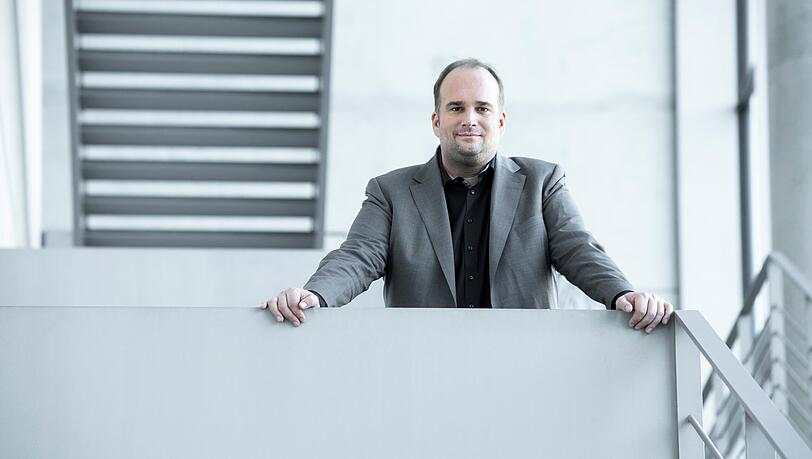 Sebastian Roloff sitzt seit 2021 für die SPD im Bundestag. Er kandidierte im Münchner Süden. Vor seiner Wahl arbeitete er als Personalleiter bei MAN Truck & Bus. Vor allem liegen ihm die Arbeitnehmerrechte am Herzen.