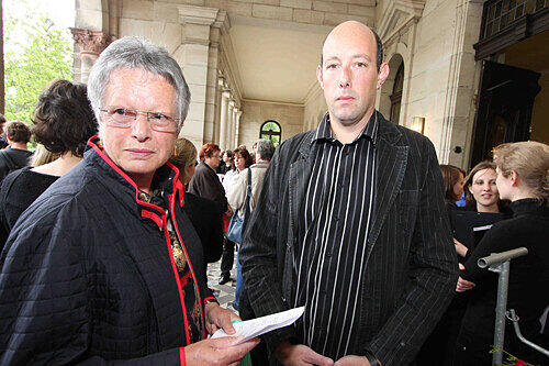 Lore R. nahm mit Sohn Uwe gestern Abschied.