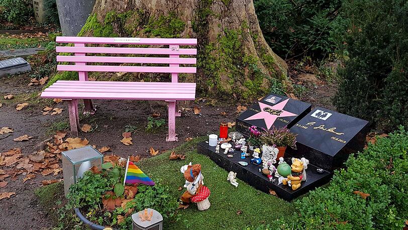 Auf dem Melaten-Friedhof in K&ouml;ln fand Dirk Bach seine letzte Ruhe. Promi-Gr&auml;bertouren f&uuml;hren auch an seinem Grab vorbei, wei&szlig; Hella von Sinnen.