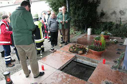 Eine Frau ist auf dem Friedhof von Gars am Inn in eine Gruft gefallen. Die Bilder vom Rettungseinsatz.