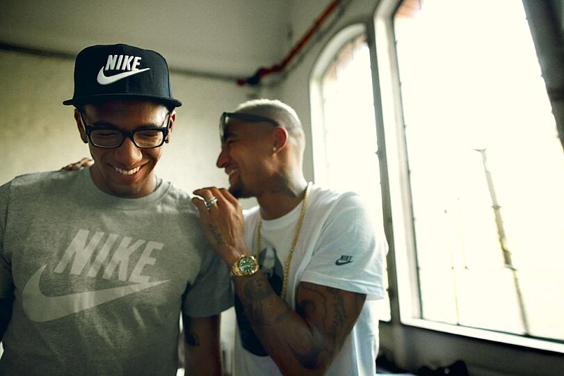 Kevin-Prince Boateng (r) hat seinem Halbbruder Jerome für das direkte Duell am Samstag einen heißen Tanz prophezeit.
