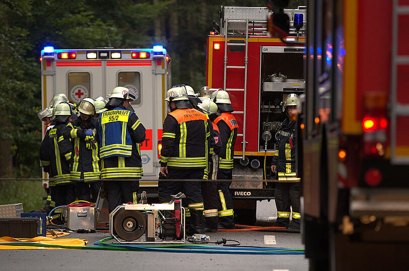 Die Bilder von der Unfallstelle: Die Feuerwehr musste die schwer verletzte Mutter mit hydraulischem Gerät aus dem Wrack befreien.
