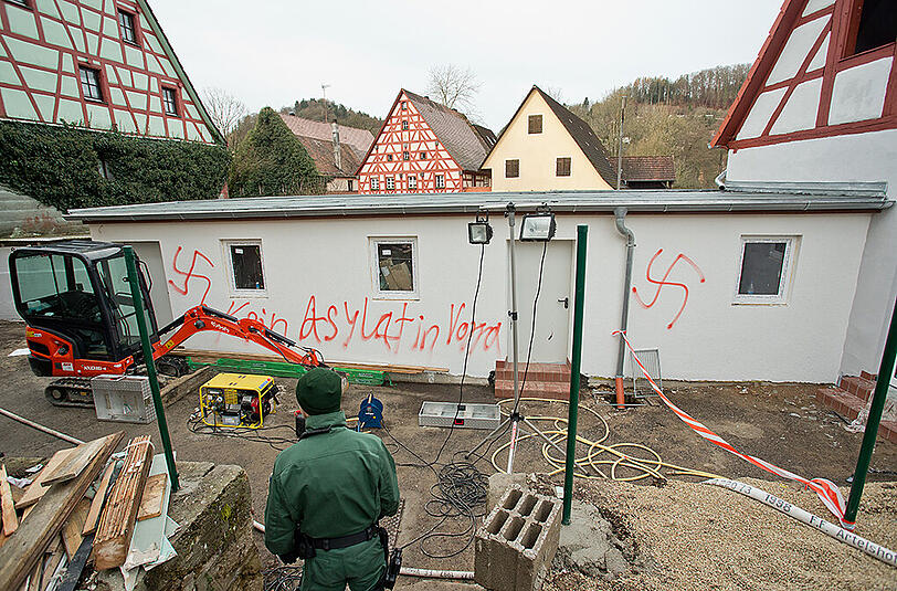 Die geplante Flüchtlingsunterkunft wurde mit Hakenkreuzen und ausländerfeindlichen Parolen beschmiert.