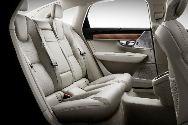 Platz satt: Selbst schwedische Hünen haben im Fond des Volvo S90 genügend Beinfreiheit.