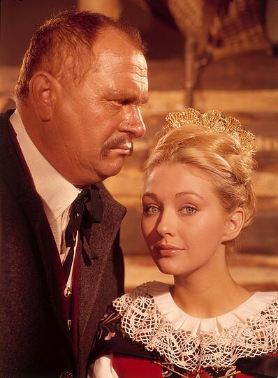 Gerd Fröbe und Christine Kaufmann in der Verfilmung "Via Mala" 1961