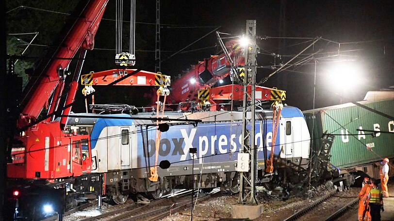 In der Nacht wurde die Lok mit Hilfe zweier Kräne geborgen.