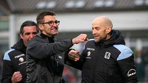 Vorweihnachtliche Freude bei den Löwen: Trainer Michael Köllner (l.) und Geschäftsführer Günther Gorenzel haben Sechzig stabilisiert.
