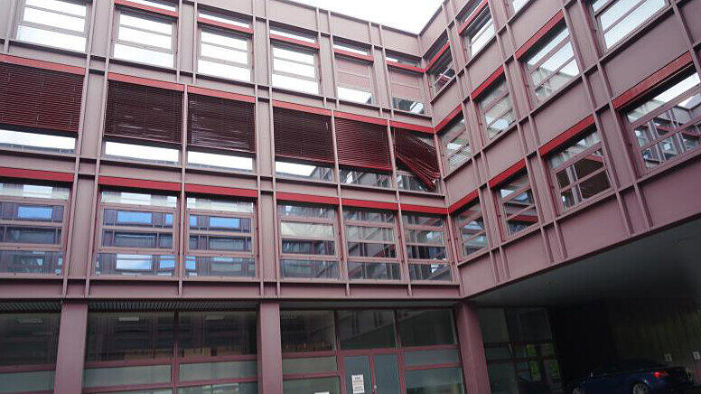 Tragischer Unfall: Hier ist der Mann aus dem Fenster gestürzt.