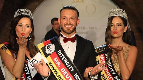 Misses Deutschland Lena Stöcker (l-r), Kayhan Kilbasoglu, Mister Deutschland und Philline Dubiel-Hahn, Miss Deutschland 2019.